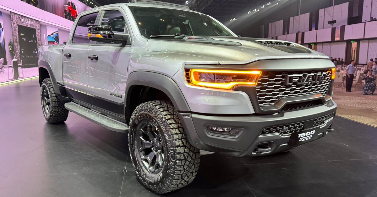 Giá gần 5,5 tỉ, bán tải 'khủng long' RAM 1500 RHO có gì vượt trội?