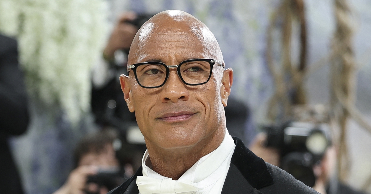 The Rock 'đáp trả' khi bị chế giễu bán dầu gội dù không có tóc