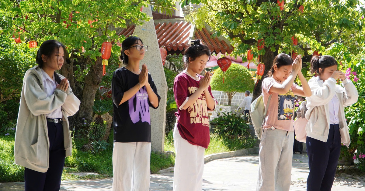 Sĩ tử đổ về chùa 300 năm tuổi trước ngày thi tốt nghiệp THPT