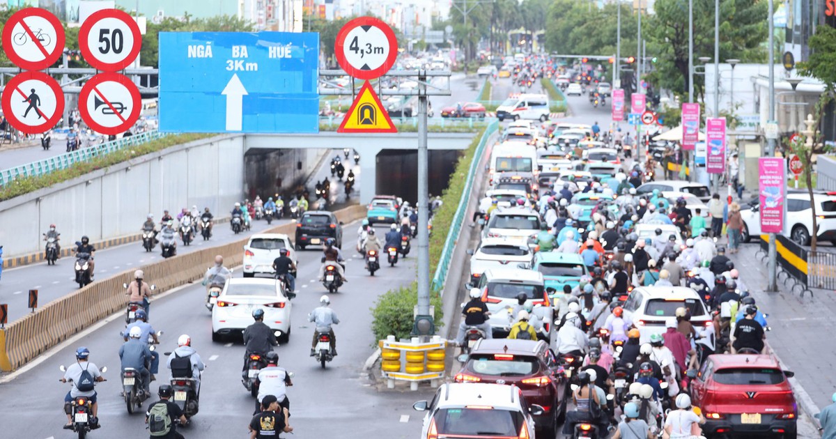 Ngày đầu AEON Đà Nẵng mở cửa, người dân bức xúc vì kẹt xe trước hầm chui
