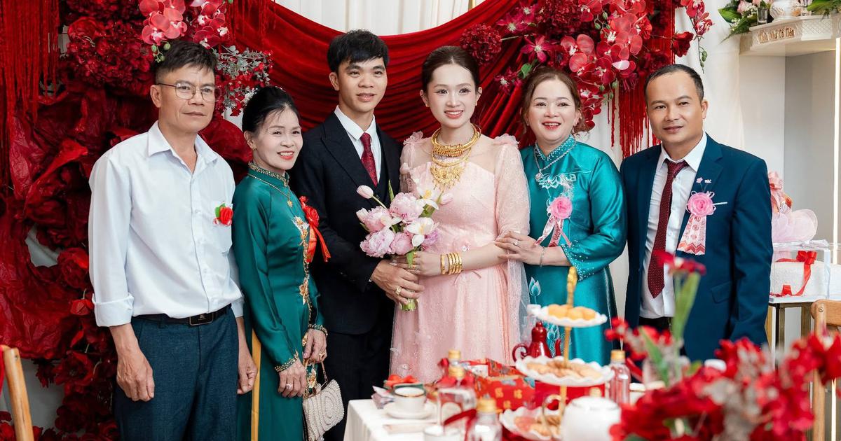 Ch&uacute; rể d&agrave;nh dụm 5 năm mua v&agrave;ng tặng c&ocirc; d&acirc;u trong ng&agrave;y hỏi cưới