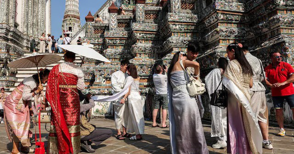 Báo Thái Lan chỉ trích du khách quốc tế làm 'hư hỏng' Bangkok