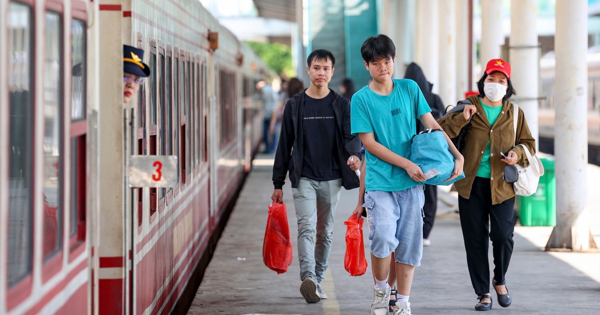 Máy bay, tàu hỏa đồng loạt giảm giá vé