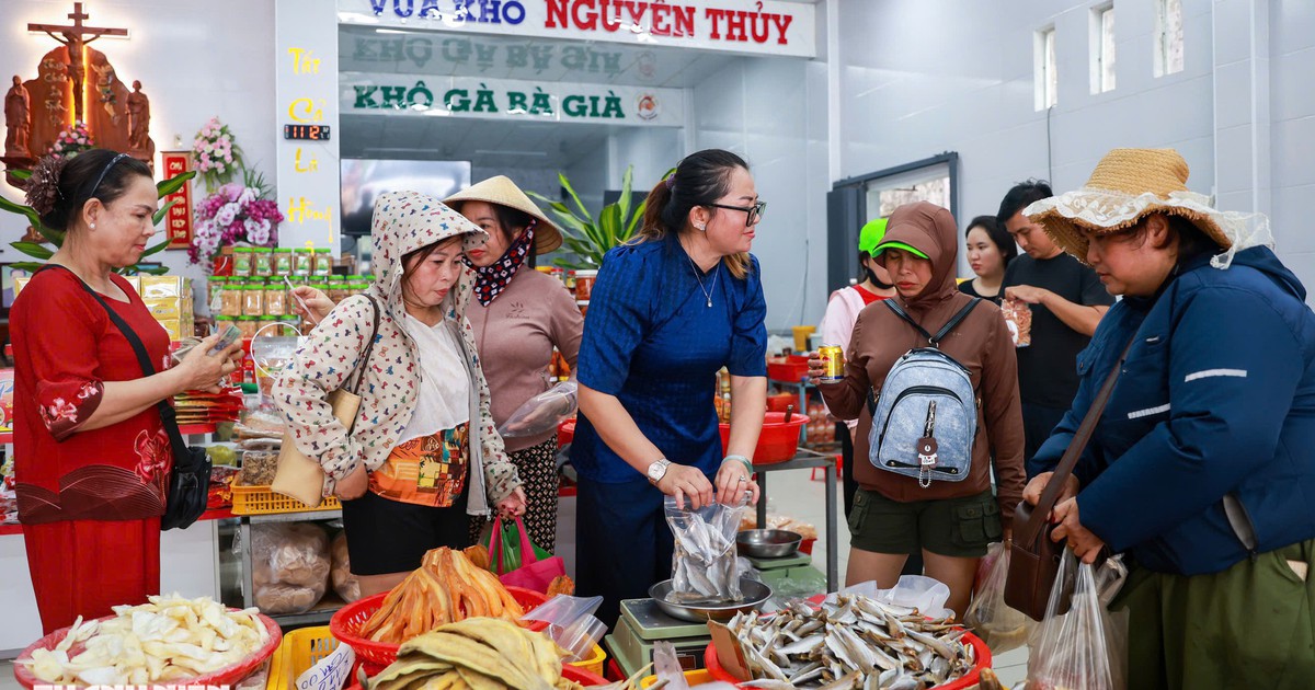 Tắc Sậy trước lễ tuyên phong Chân phước: Người miền Tây mở cửa cho khách tắm nhờ, sạc pin miễn phí