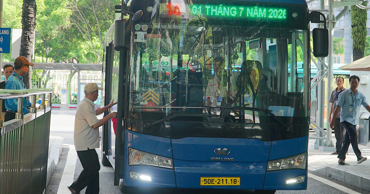 Ng&agrave;y đầu miễn ph&iacute; v&eacute; xe bu&yacute;t ở TP.HCM: 'Đỡ tốn gần 50.000 đồng mỗi ng&agrave;y'