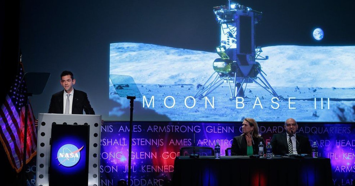 Nếu Mỹ vô địch World Cup, NASA sẽ đưa quả bóng lên mặt trăng