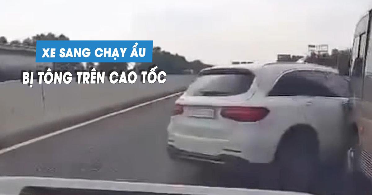 Xe sang Mercedes chuyển làn ẩu, bị đâm xoay ngang trên cao tốc