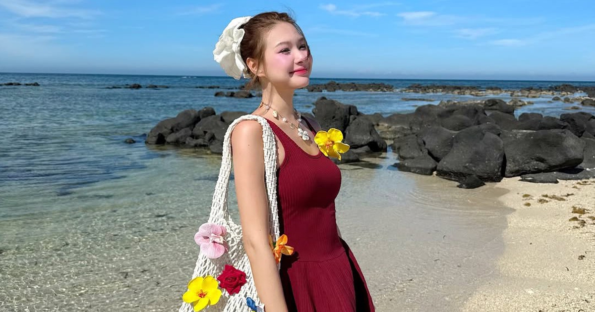 Tạo điểm nhấn cho mái tóc cùng những chiếc dây buộc tóc màu trắng