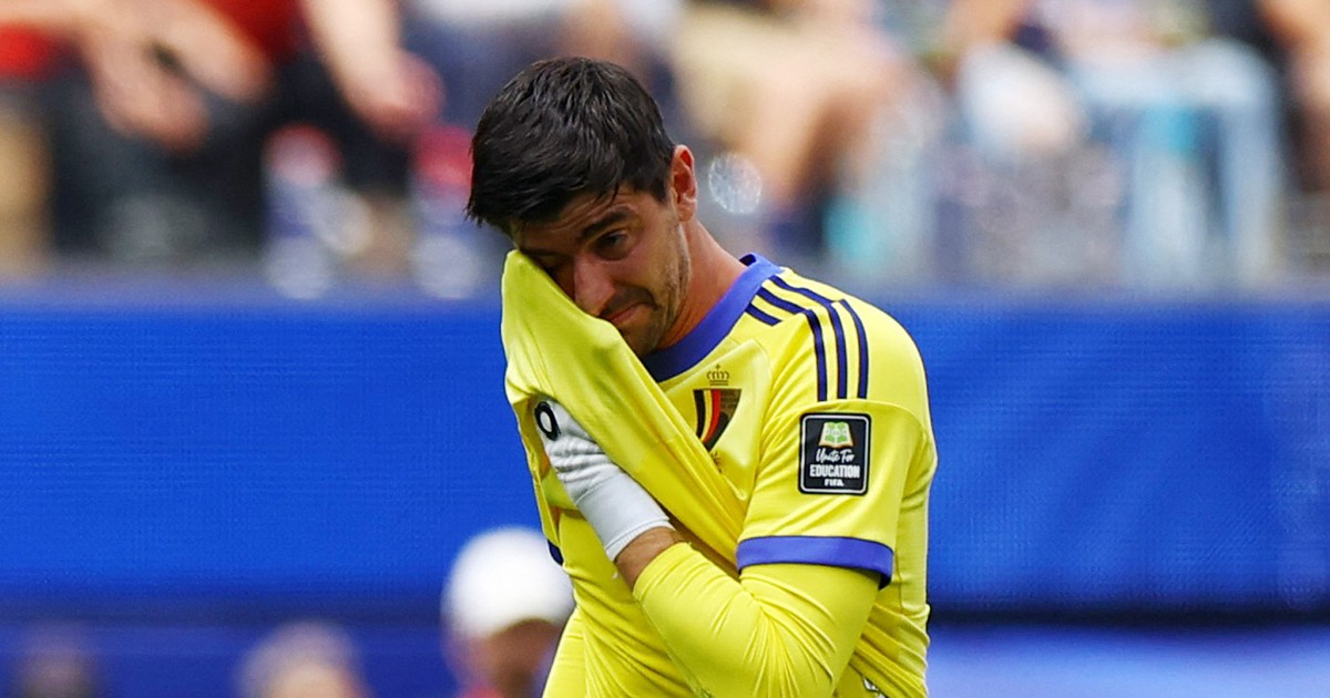 Courtois bật khóc khi chia tay World Cup theo kịch bản cay đắng nhất