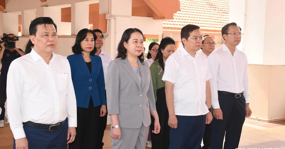 Ph&oacute; chủ tịch nước d&acirc;ng hương tưởng niệm c&aacute;c anh h&ugrave;ng liệt sĩ tại T&acirc;y Ninh