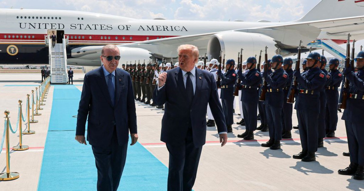 Tại sao Tổng thống Trump phải đổi chuyên cơ về nước sau khi họp NATO?