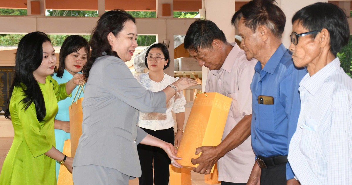 Phó chủ tịch nước Võ Thị Ánh Xuân tặng quà người có công ở Tây Ninh
