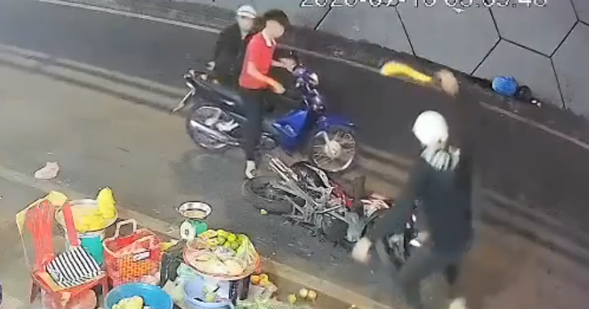 Điều tra vụ nhóm thanh niên cầm hung khí rượt đuổi người, đập xe ở trung tâm TP.HCM