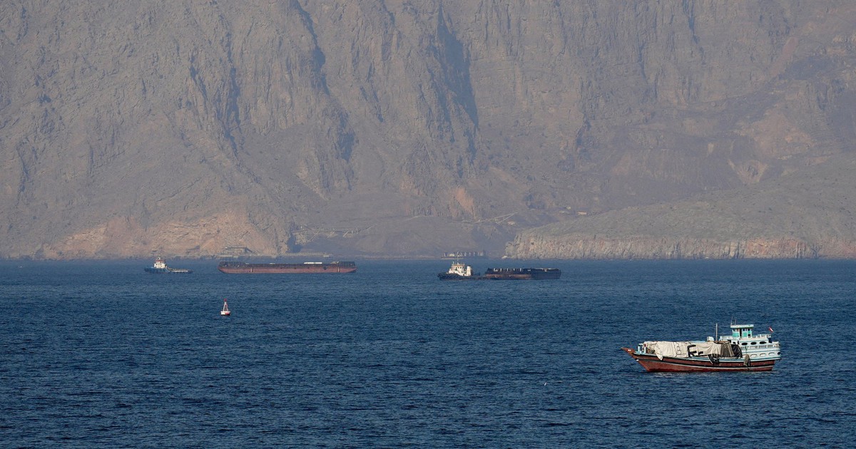 Iran đóng cửa eo biển Hormuz, bắn cảnh cáo tàu đi sai luồng