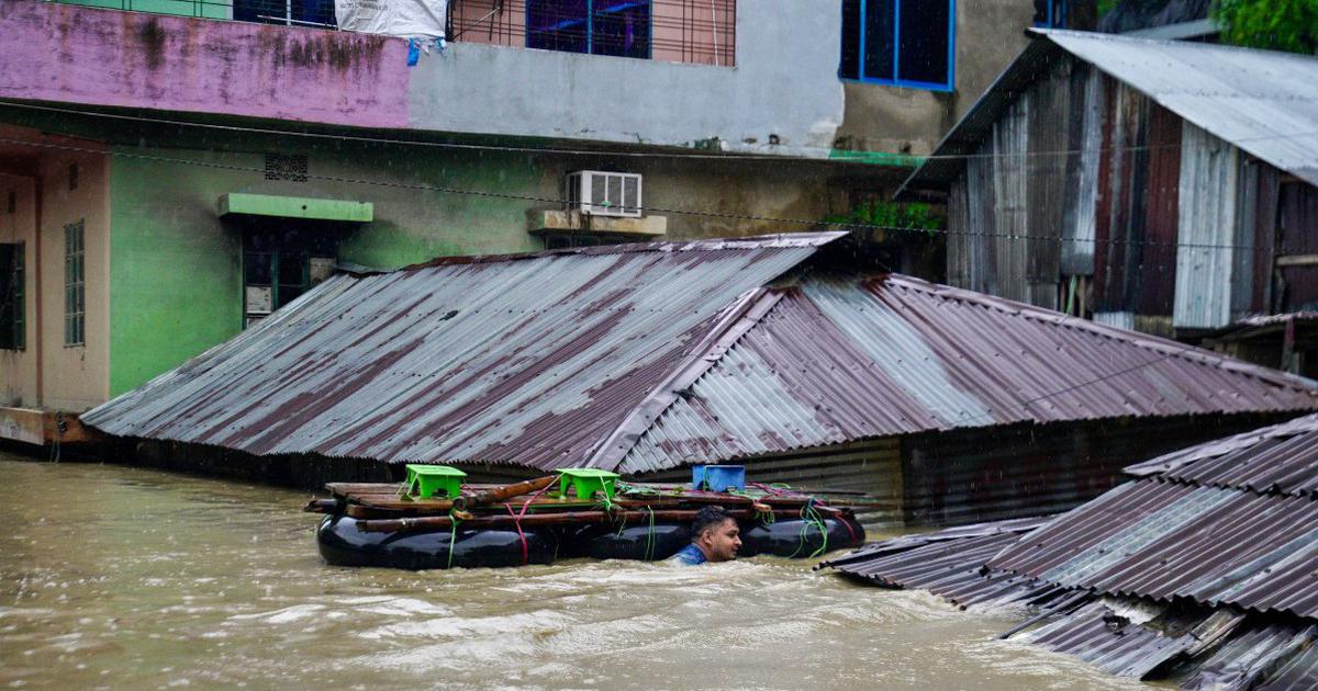 &Iacute;t nhất 44 người chết, 1 triệu người mắc kẹt do mưa lũ tại Bangladesh