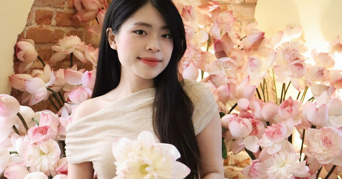 Giới trẻ rủ nhau check-in hoa sen tại quán cà phê