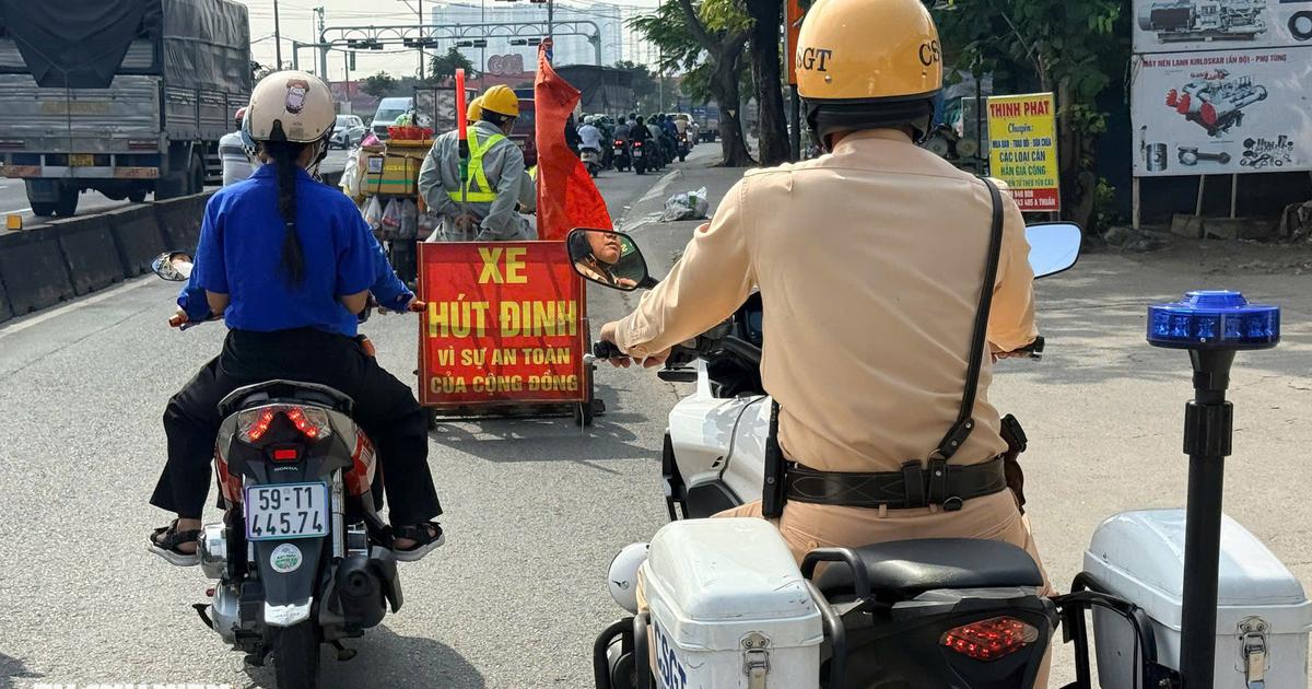 'Đinh tặc' t&aacute;i diễn ở cửa ng&otilde; TP.HCM, CSGT h&oacute;a trang v&agrave;o cuộc