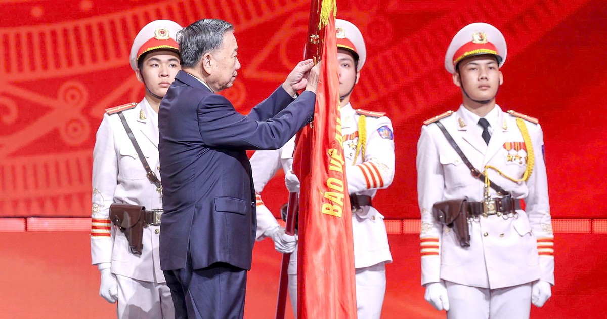 Lực lượng An ninh nh&acirc;n d&acirc;n đ&oacute;n nhận Hu&acirc;n chương Sao v&agrave;ng lần thứ 4