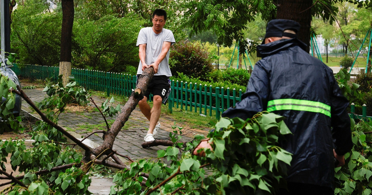 Bão Bavi quần thảo miền đông Trung Quốc