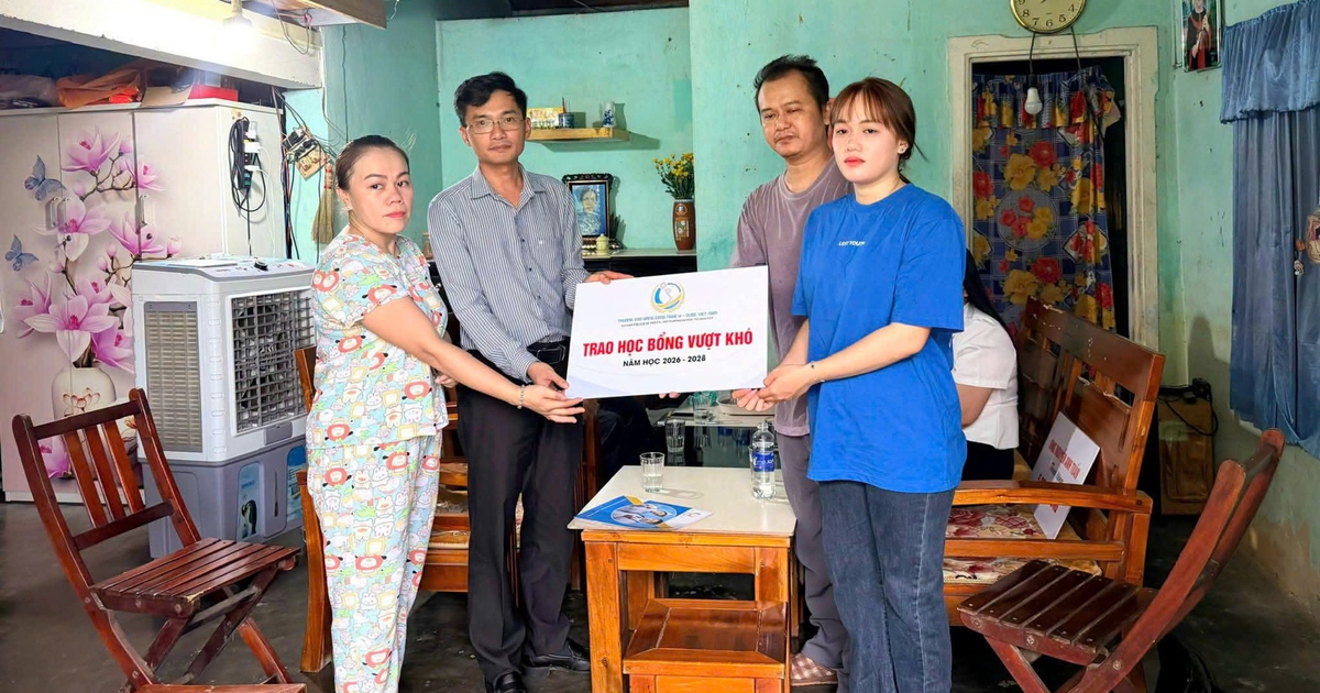 Nữ sinh gánh viện phí cho ba mẹ nhận học bổng sau bài trên Báo Thanh Niên
