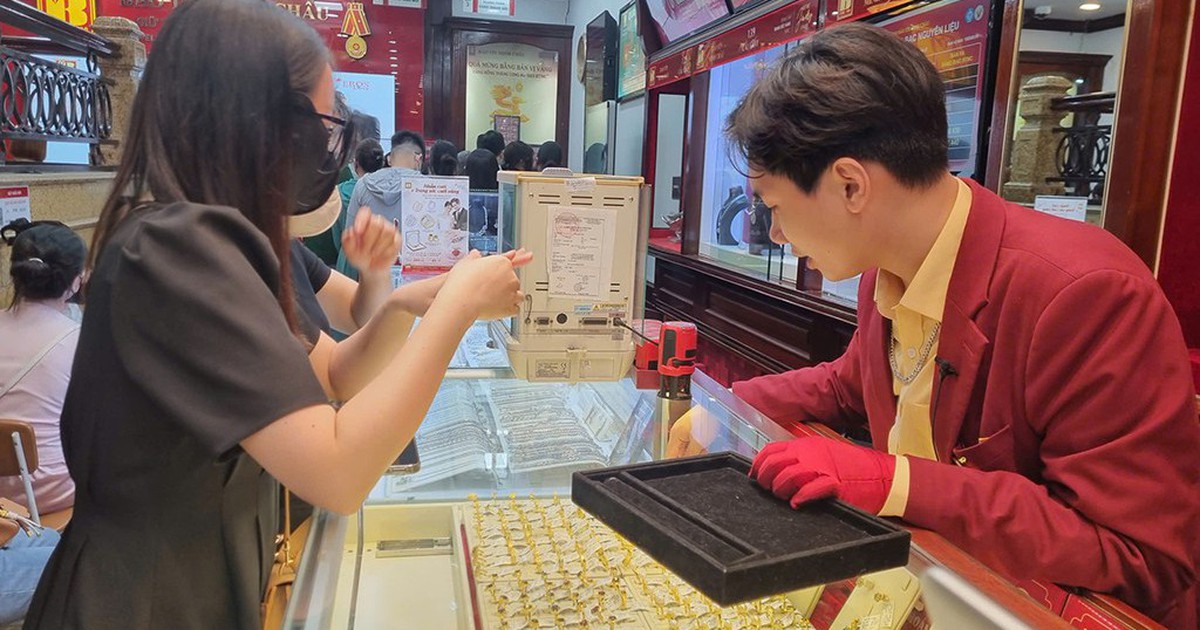 Giá vàng hôm nay 12.7.2026: Người mua lỗ gần 6 triệu đồng sau một tuần