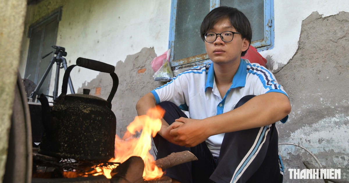 Xin cứu giúp cậu học trò cha mất, mẹ mang sổ bệnh đi xin tiền chạy thận