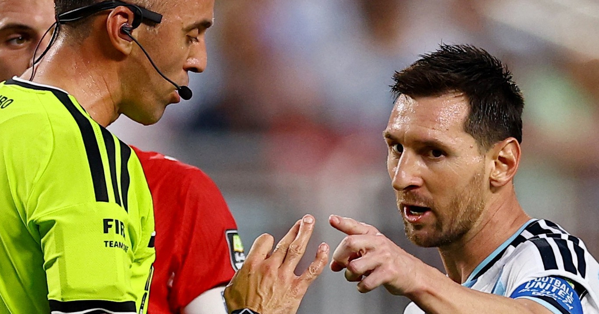 Messi chỉ mặt, nói gì với trọng tài Bồ Đào Nha trận Argentina thắng Thụy Sĩ?