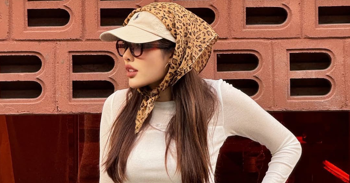 Diện áo tay dài mỏng nhẹ che nắng ngày hè