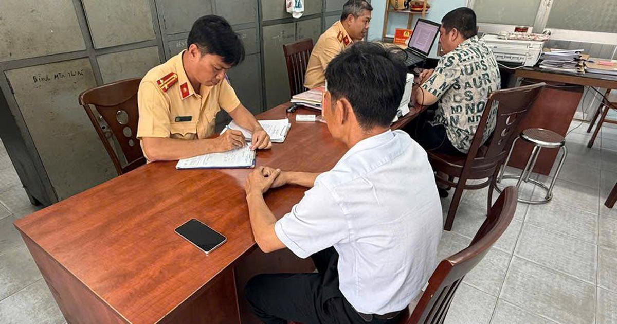 T&agrave;i xế xe kh&aacute;ch đi ngược phần đường c&ograve;n th&aacute;ch thức người đi đ&uacute;ng