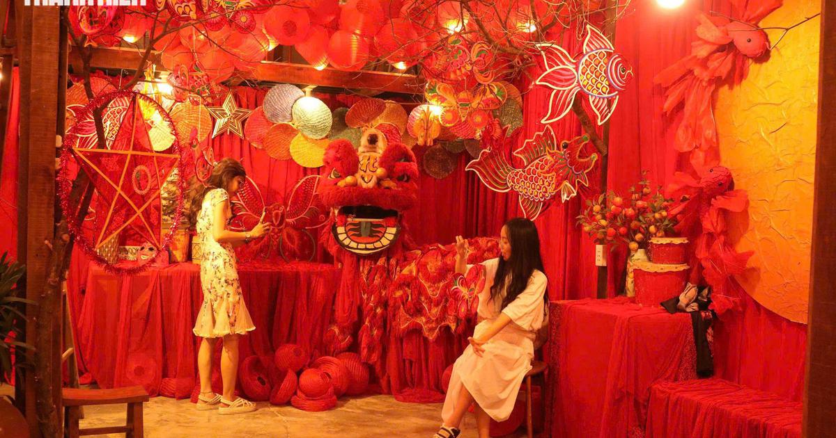 Mới đầu th&aacute;ng 6 &acirc;m lịch, qu&aacute;n c&agrave; ph&ecirc; đ&atilde; trang tr&iacute; Trung thu, h&uacute;t bạn trẻ check-in