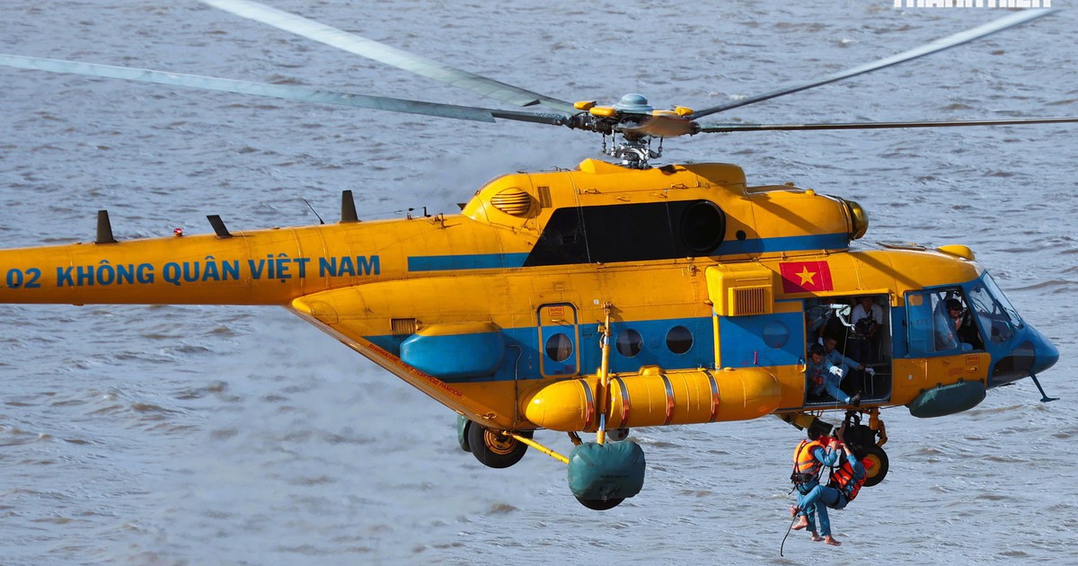 Trực thăng qu&acirc;n sự 917 huấn luyện bay treo cấp cứu tr&ecirc;n biển Rạch Gi&aacute;