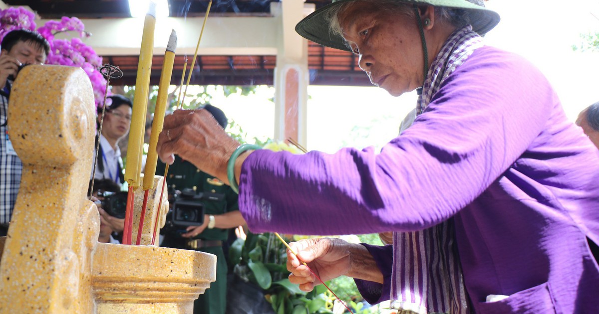 Gia đình nhận thân nhân liệt sĩ Huỳnh Văn Quên đến công viên Lê Thị Riêng thắp nhang