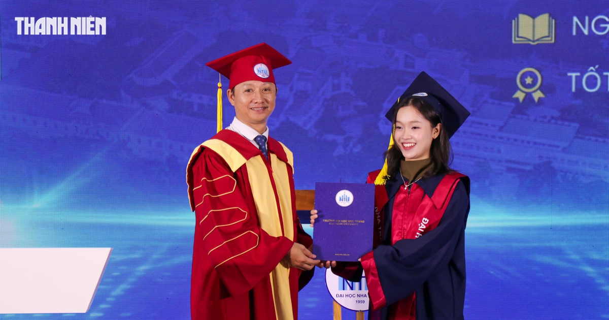 Nữ thủ khoa: 'Một nửa tấm bằng này là của ngoại'