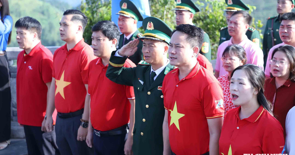 Lan tỏa tình yêu nước tại Cột cờ Lũng Cú