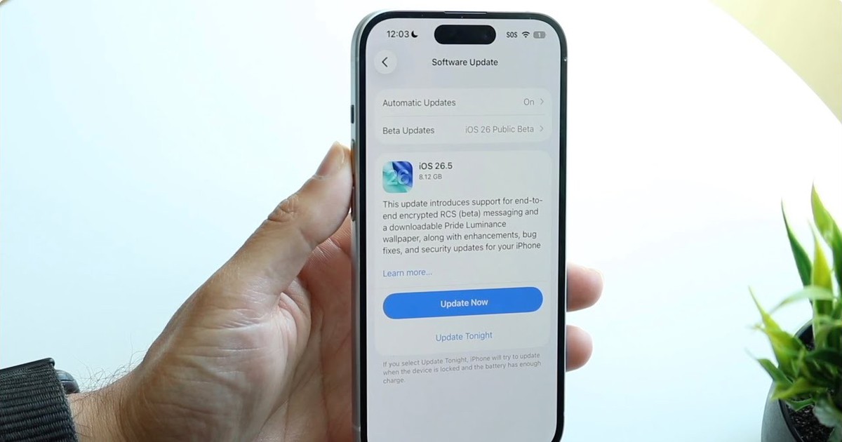Người dùng "kêu trời" vì lỗi hao pin, nóng máy trên iOS 26.5.2