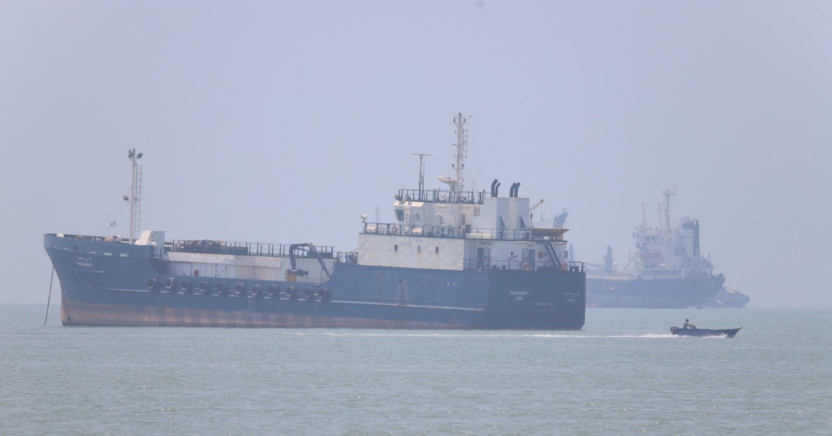 Ông Trump muốn thu phí 20% hàng hóa qua eo Hormuz, Iran đáp trả