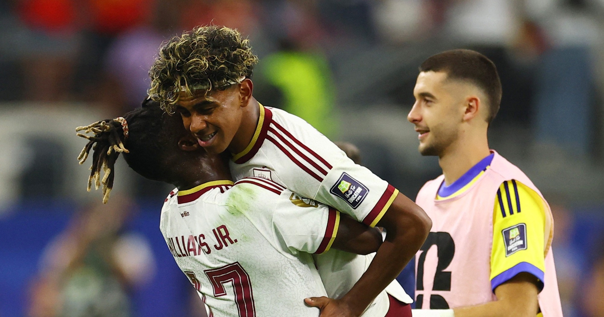 Thủ tướng Tây Ban Nha chúc mừng đội tuyển vào chung kết, Yamal 'thắng áp đảo' Mbappe
