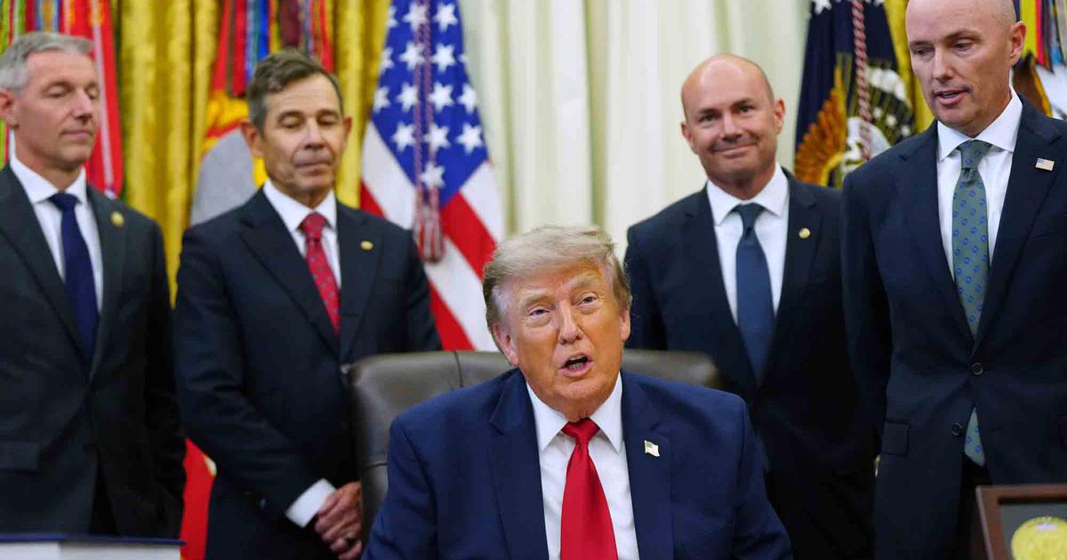 Tuy&ecirc;n bố bất ngờ của &ocirc;ng Trump về eo biển Hormuz