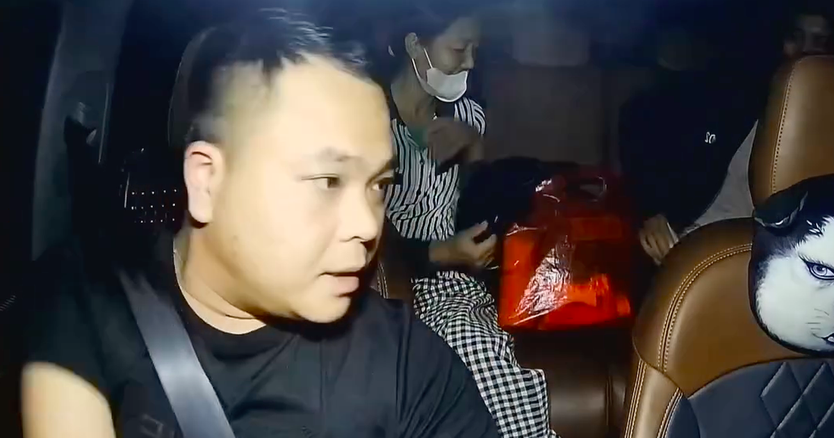 Chở hai mẹ con đi chạy thận 20 km, t&agrave;i xế taxi n&oacute;i c&acirc;u khiến ai cũng x&uacute;c động