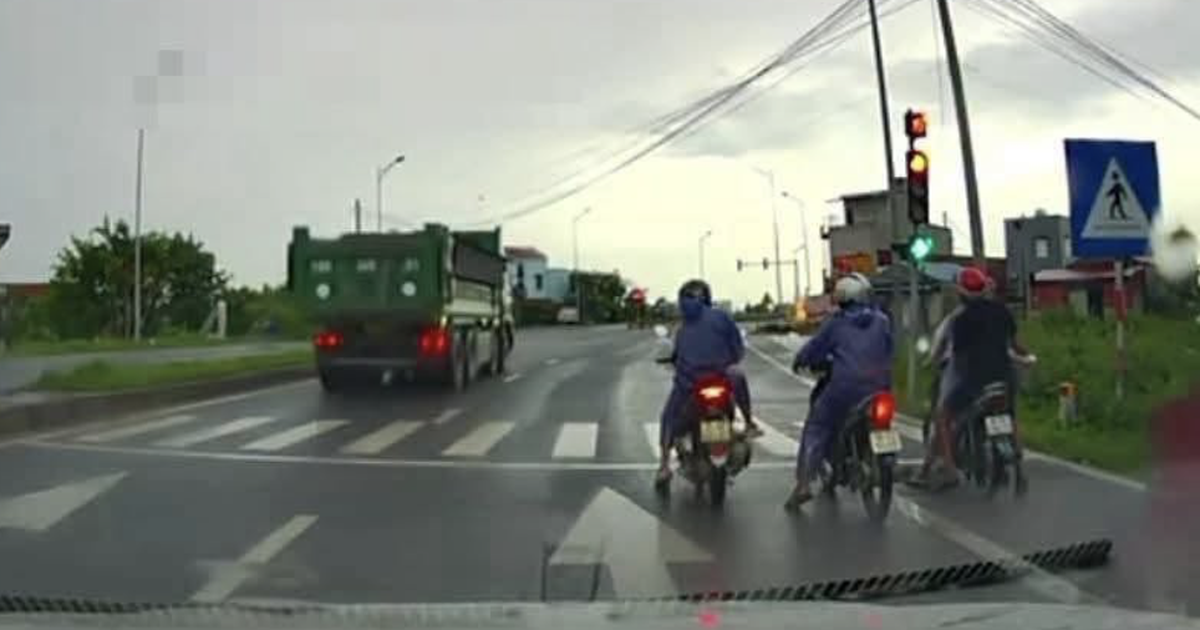 Vượt đ&egrave;n đỏ bị phạt 19 triệu, t&agrave;i xế l&ecirc;n mạng 'tr&ugrave;' người gửi clip cho CSGT