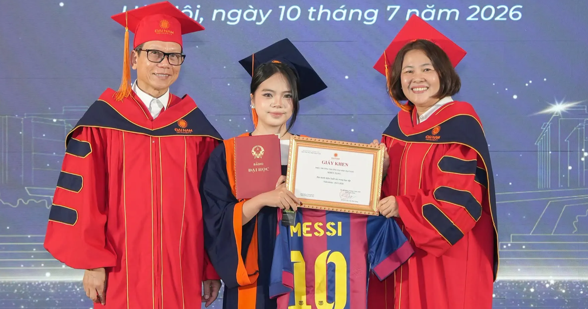 Tốt nghiệp giữa mùa World Cup, sinh viên nhận bằng cùng... Messi, Ronaldo