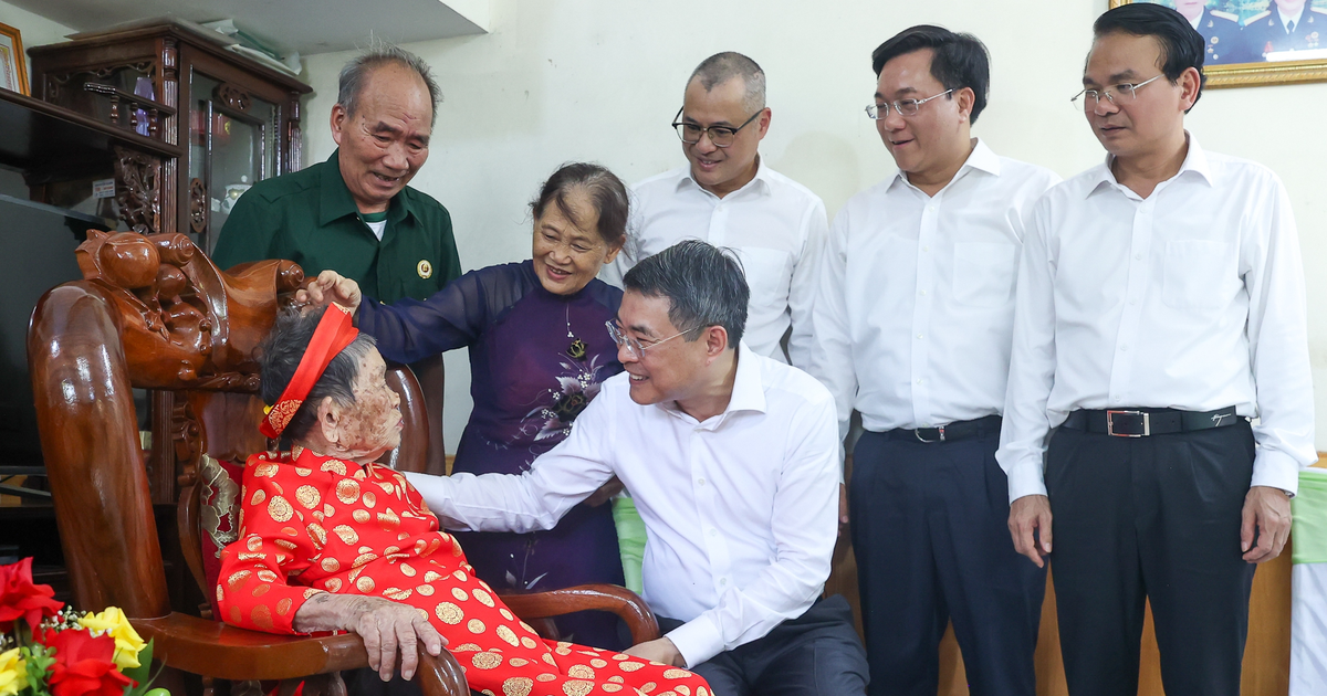 Thủ tướng làm việc tại Phú Thọ, thăm Mẹ Việt Nam anh hùng