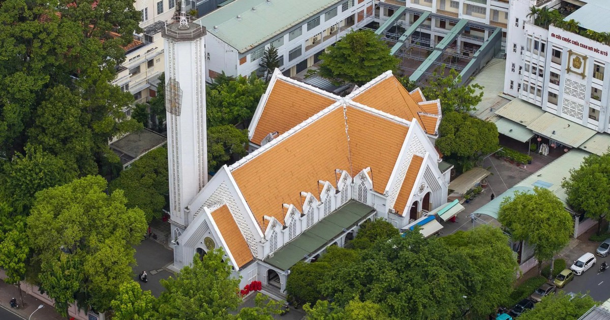 Kh&aacute;m ph&aacute; vẻ đẹp nh&agrave; thờ D&ograve;ng Ch&uacute;a Cứu Thế ở trung t&acirc;m TP.HCM