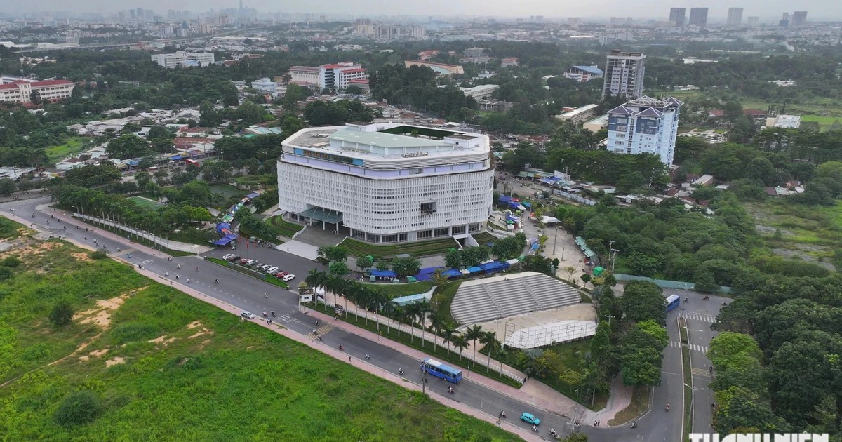 L&atilde;nh đạo phường Đ&ocirc;ng H&ograve;a ở TP.HCM đến từng nh&agrave; vận động b&agrave;n giao mặt bằng