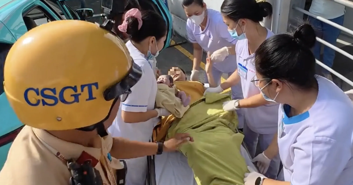Đang mở đường cho sản phụ, CSGT bất ngờ đổi hướng v&igrave; em b&eacute; ch&agrave;o đời tr&ecirc;n taxi