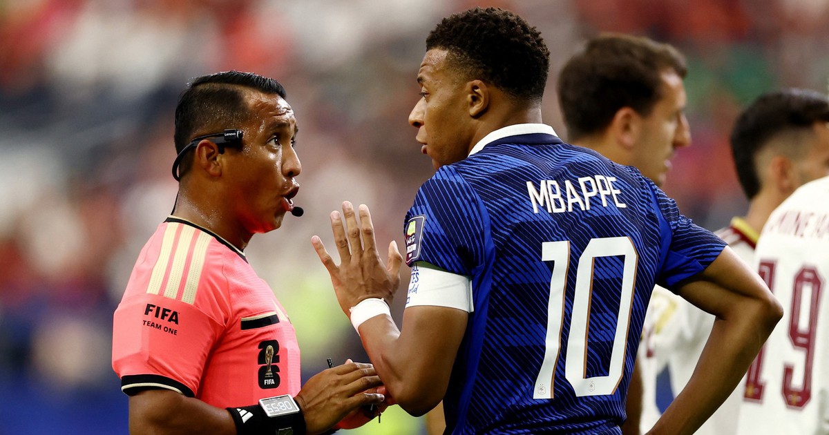 Giám đốc trọng tài FIFA Colina lên tiếng về trọng tài gây tranh cãi trận Pháp thua Tây Ban Nha