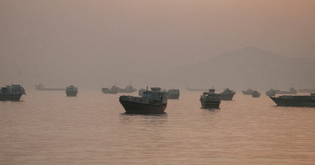 Sau Hormuz, Iran dọa phong tỏa thêm tuyến hàng hải năng lượng