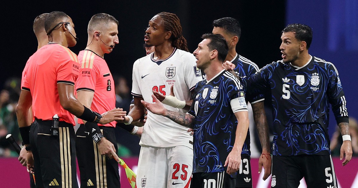 Hình ảnh không được phát trên tivi: Dàn dự bị Anh và Argentina xô xát,  Messi là 'điểm nóng'
