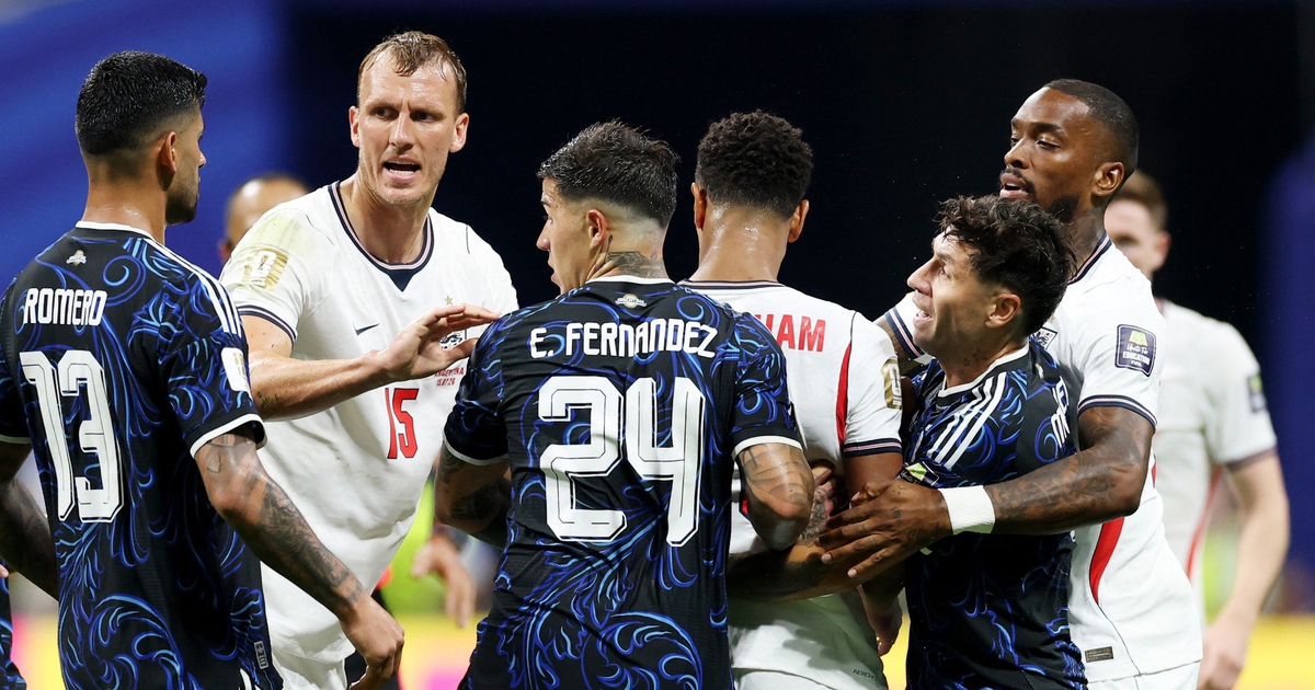 Cay đắng vì Anh thua ngược, Bellingham vỗ thẳng vào đầu cầu thủ Argentina sau trận đấu