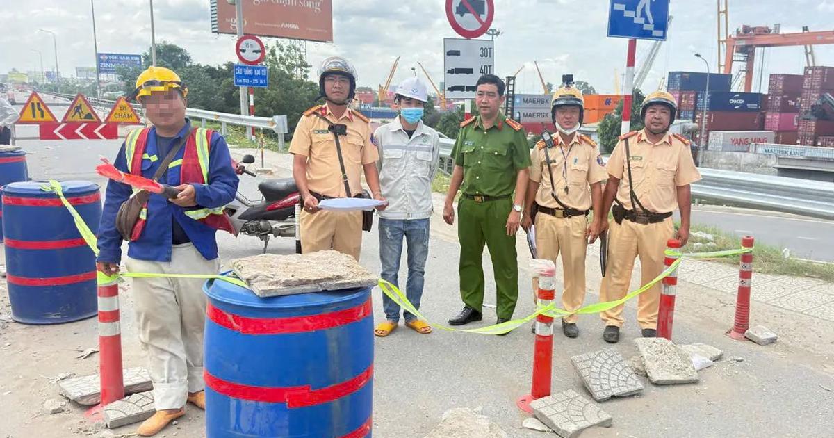 CSGT kiểm tra c&ocirc;ng tr&igrave;nh sửa cầu Đồng Nai, ph&aacute;t hiện vi phạm dễ g&acirc;y &ugrave;n tắc